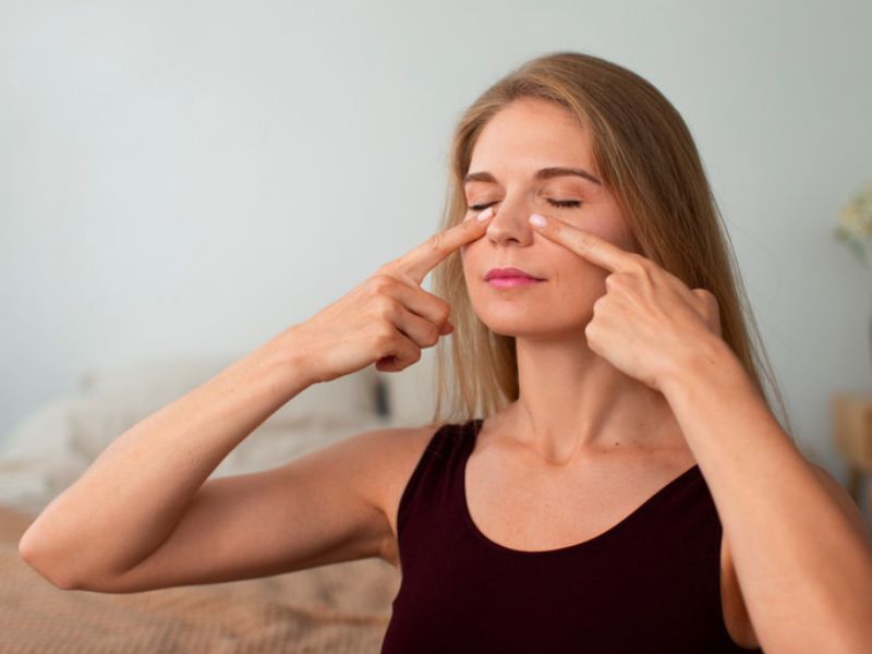 Bài tập giúp mắt to hơn là massage mắt bằng hơi ấm từ lòng bàn tay