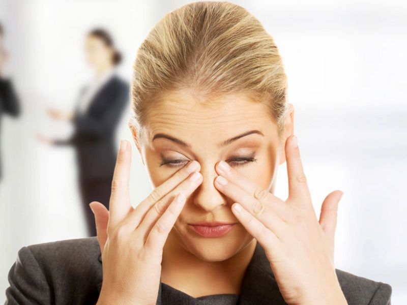 Bụi vào mắt không lấy ra được có thể gây trầy xước giác mạc