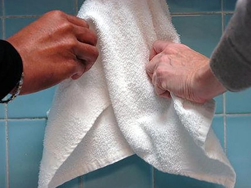 Đau mắt hột có thể lây qua tiếp xúc trực tiếp do dùng chung khăn bẩn