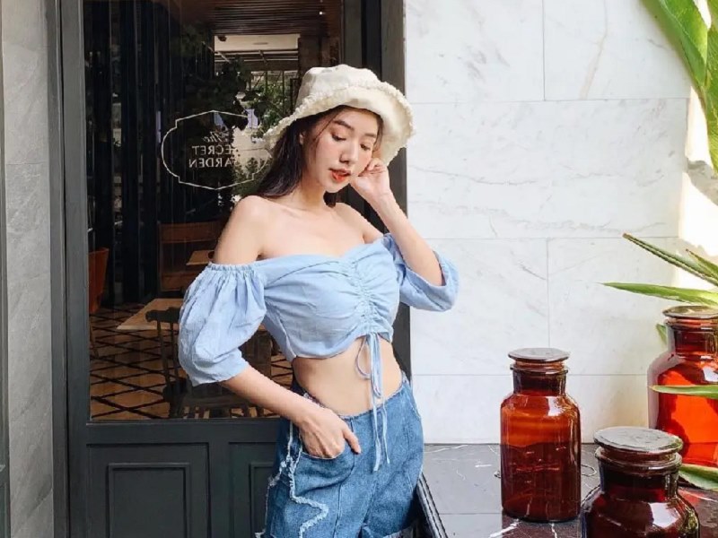 Đi biển mặc gì? Áo croptop trễ vai với quần short lưng cao