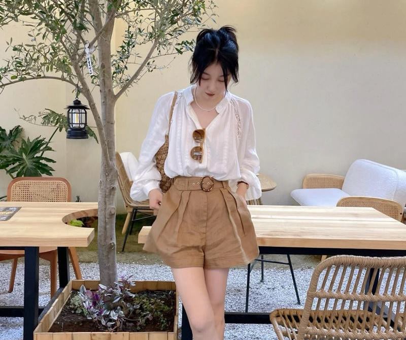 Phối quần short nữ với áo blouse cổ tàu nằm