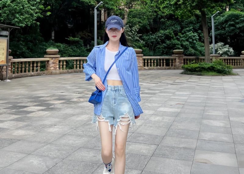 Kết hợp combo quần short + croptop + sơ mi kẻ