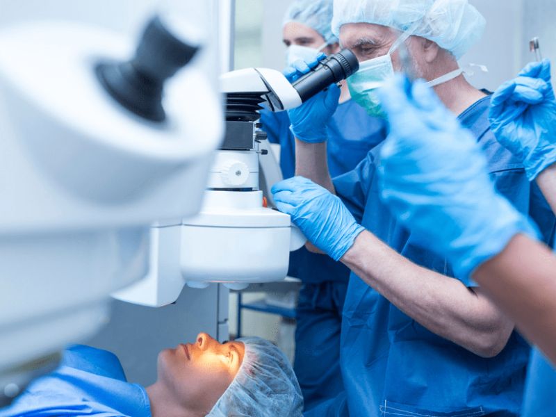 Mổ mắt bị cườm nước bằng phương pháp laser